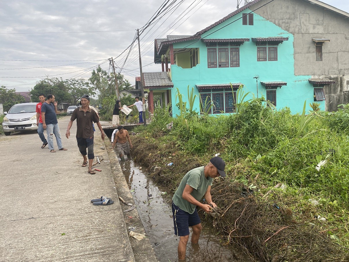 Gotong Royong di Wilayah Kelurahan Banjar Serasan 12 Maret 2023