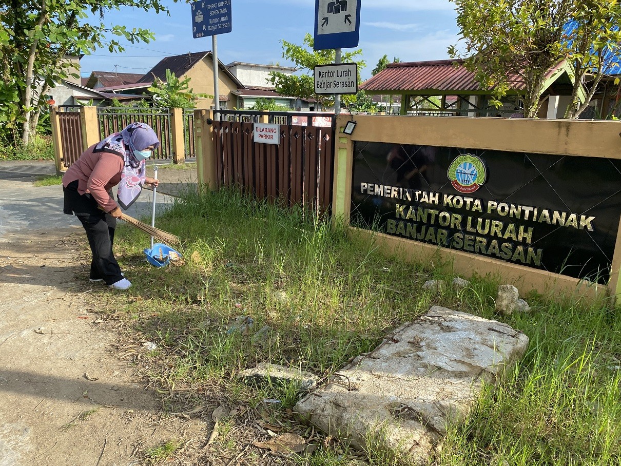 Bersih-bersih / Clean Up Kantor Lurah Banjar Serasan Kecamatan 17 Februari 2023