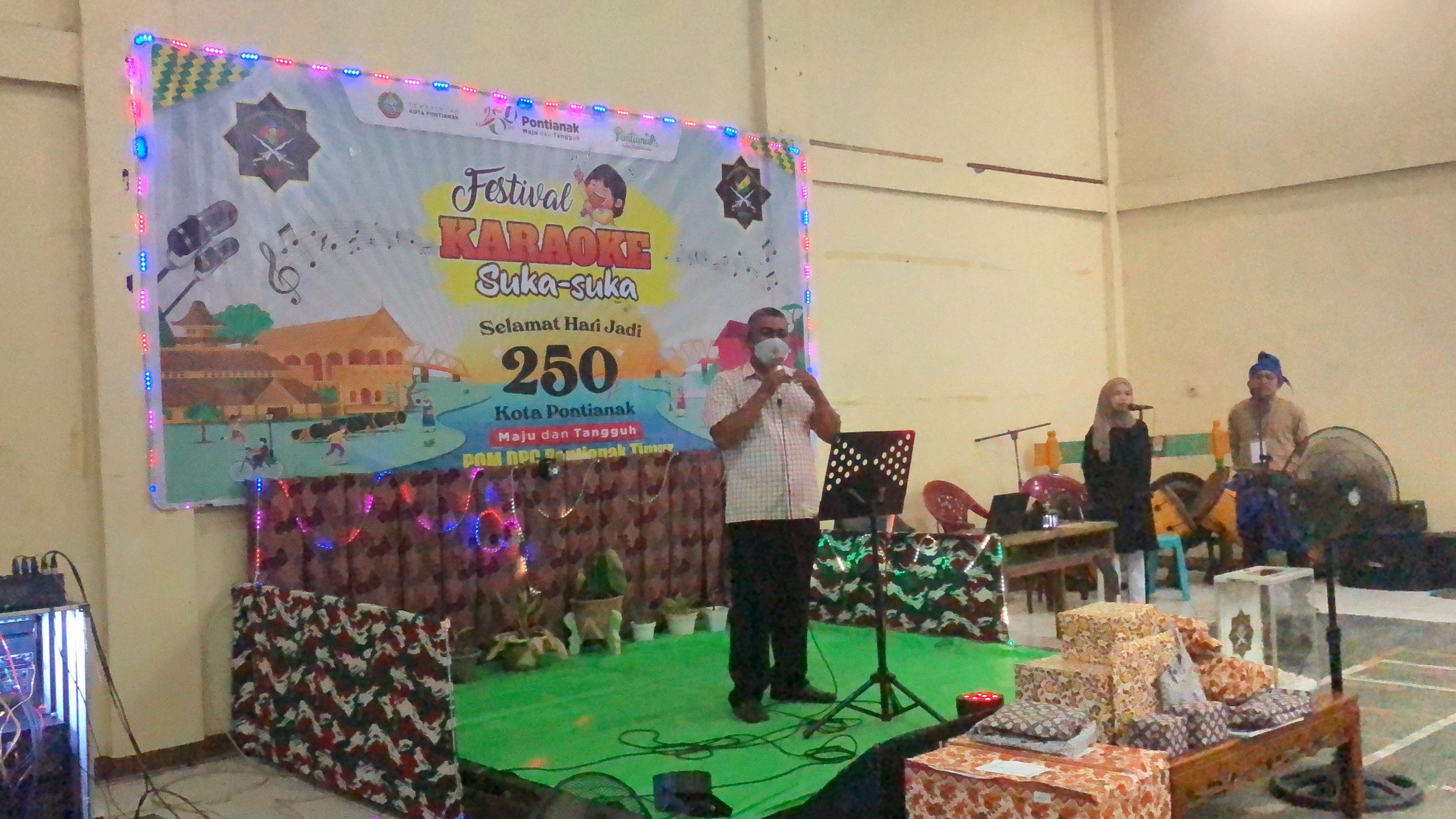 Kegiatan Karaoke Suka-Suka Dalam Rangka Memperingati Ulang Tahun Pontianak yg ke-250 di Gedung Serbaguna Kelurahan Banjar-Serasan