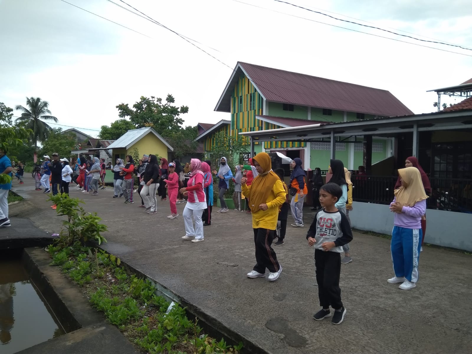 Kegiatan Senam di RW 8 Kelurahan Banjar-Serasan Kecamatan Pontianak Timur