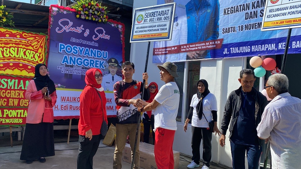 Simbolis Penyerahan Plang Sekretariat RT dan RW di Wilayah Kelurahan Banjar Serasan 18 November 2023